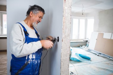 Komuta sizde elektrik tesisatı içinde çalışan bir taze