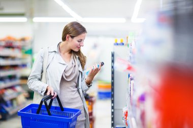 güzel bir genç kadın bir markette alışveriş süpermarket