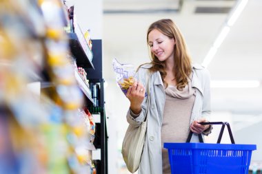 güzel bir genç kadın bir markette alışveriş süpermarket