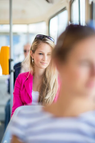 Hübsche, junge Frau in Straßenbahn, Straßenbahn — Stockfoto
