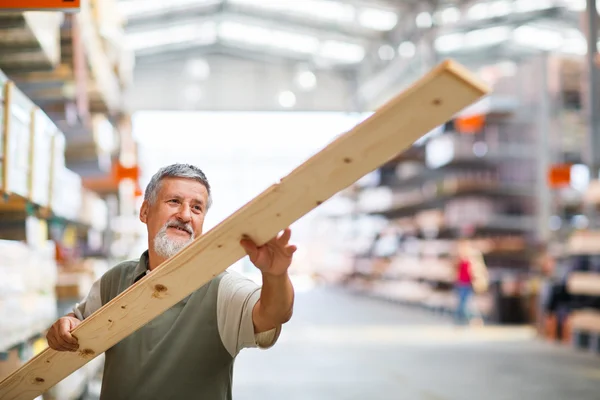 Mann kauft Bauholz im Baumarkt — Stockfoto