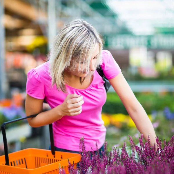 Jeune femme achetant des fleurs dans un centre de jardin — Photo