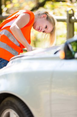 yüksek görünürlük yelek giyen genç kadın sürücü