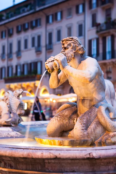 Vue vers le nord de la Piazza Navona avec la fontana del Moro — Photo