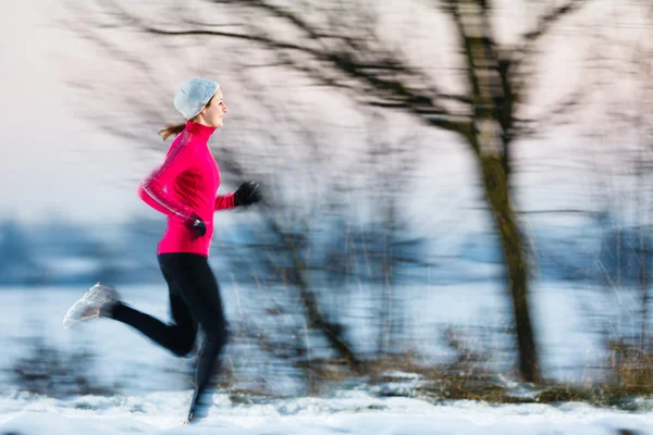 Young woman running outdoors on a cold winter day — Stock Photo, Image
