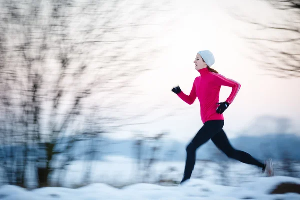 Mujer joven corriendo al aire libre en un frío día de invierno — Foto de Stock