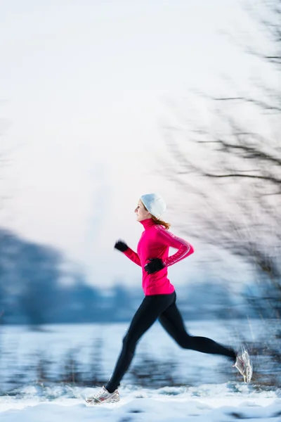 Jeune femme courant à l'extérieur par une froide journée d'hiver — Photo