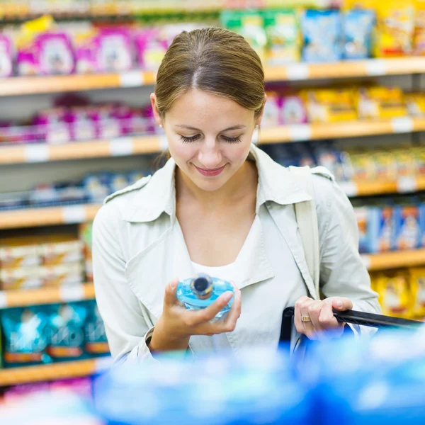 Linda jovem mulher fazendo compras em um supermercado de mercearia — Fotografia de Stock