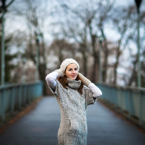 Höstens porträtt: ung kvinna klädd i en varm ull cardigan — Stockfoto