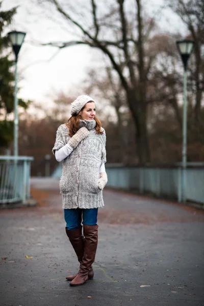 Ritratto autunnale: giovane donna vestita con un caldo cardigan di lana — Foto Stock