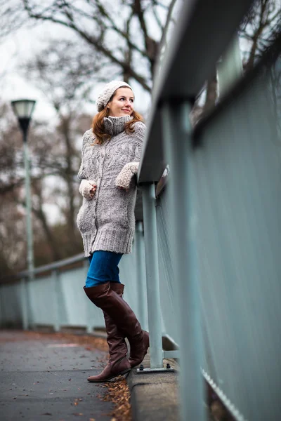 Retrato de otoño: mujer joven vestida con un cálido cárdigan de lana — Foto de Stock