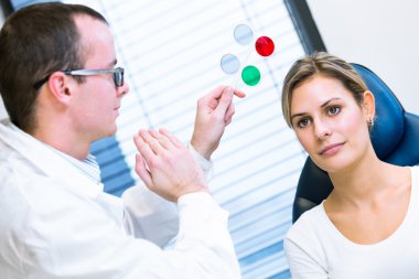 Optometri kavramı - genç ve güzel kadın gözleri muayene olması