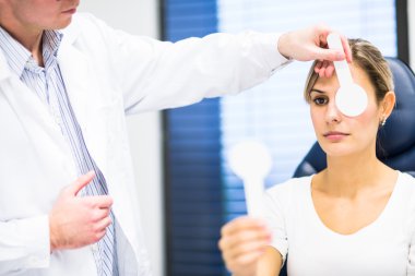 Optometri kavramı - genç ve güzel kadın gözleri muayene olması
