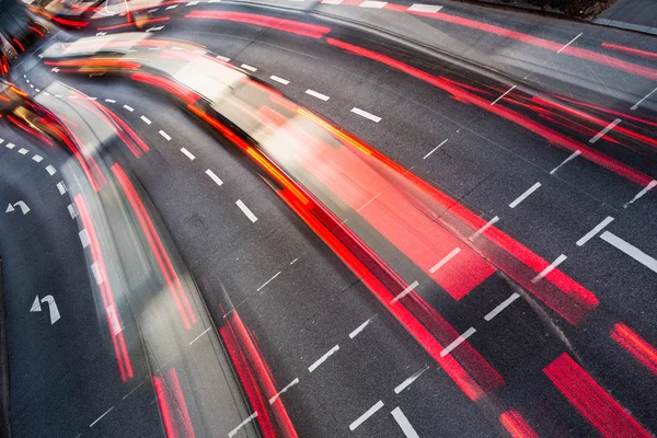 Movimiento difuminado tráfico por carretera de la ciudad (imagen tonificada en color ) — Foto de Stock