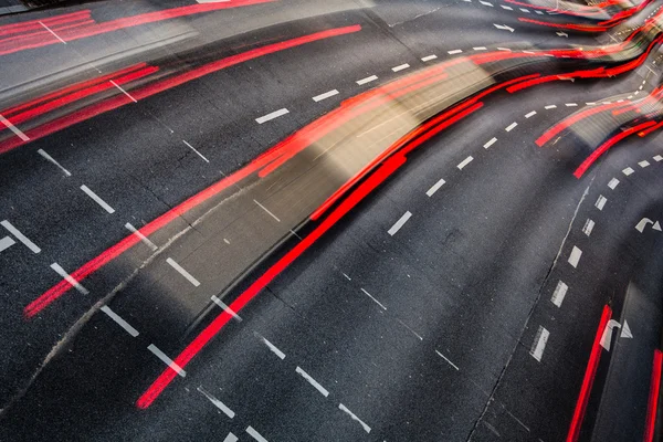 Movimiento difuminado tráfico por carretera de la ciudad (imagen tonificada en color ) — Foto de Stock