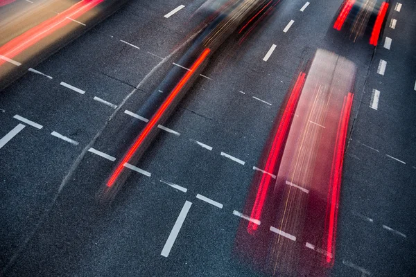 Movimiento difuminado tráfico por carretera de la ciudad (imagen tonificada en color ) — Foto de Stock