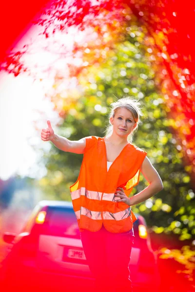 Junge Fahrerin trägt Warnweste — Stockfoto