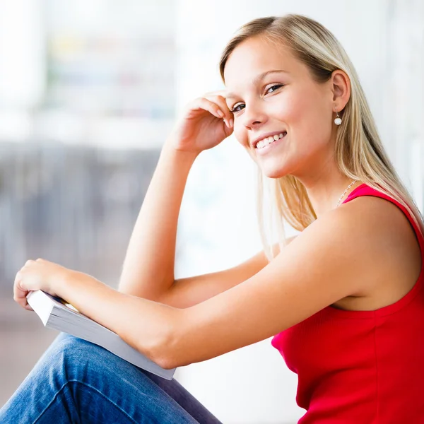 In biblioteca - bella studentessa con libri che lavorano in un h — Foto Stock