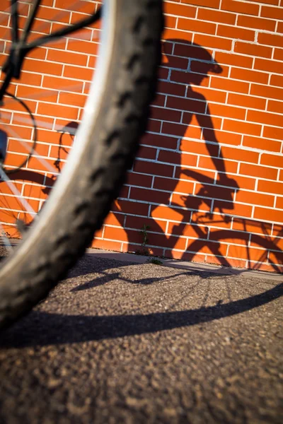 Vrouwelijke fietsers schaduw — Stockfoto