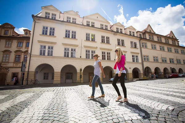 Duas mulheres bonitas e jovens caminhando no centro histórico de Praga — Fotografia de Stock