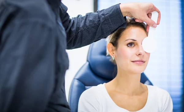 Optometrie concept - vrij jonge vrouw met haar ogen onderzocht — Stockfoto