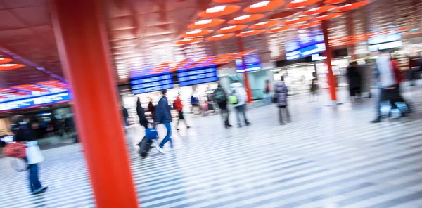 Trainstation 러쉬: 얻을 수 그들의 기차를 타고 돌진 — 스톡 사진