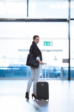 genç ve güzel kadın yolcu havaalanında