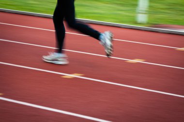 Atletizm Stadı'nda çalışan genç bir kadın