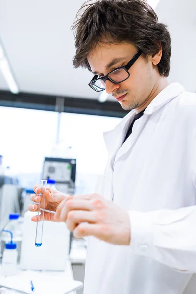 Jonge mannelijke onderzoeker die wetenschappelijk onderzoek verricht in een lab — Stockfoto