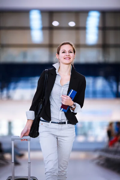 Całkiem młoda kobieta pasażerów na lotnisku — Zdjęcie stockowe