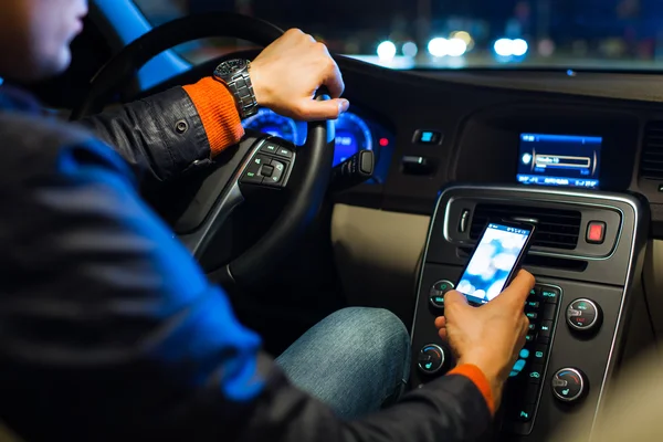 Dirigindo um carro à noite homem dirigindo seu carro moderno à noite — Fotografia de Stock
