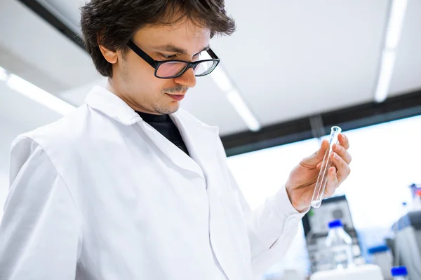 Ung manlig forskare som bedriver vetenskaplig forskning i ett labb — Stockfoto