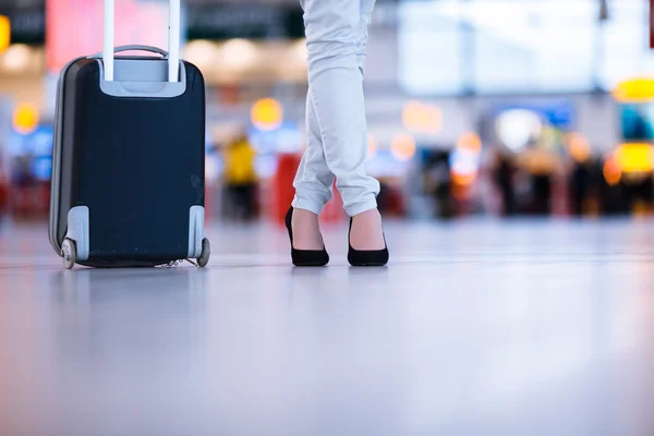 Hübsche junge Passagierin am Flughafen — Stockfoto