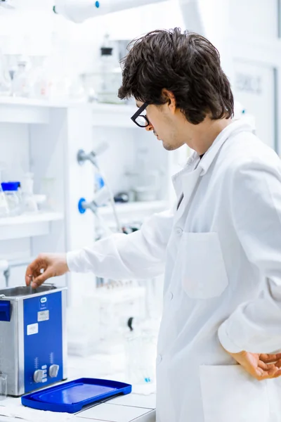 Jeune chercheur masculin effectuant des recherches scientifiques dans un laboratoire — Photo