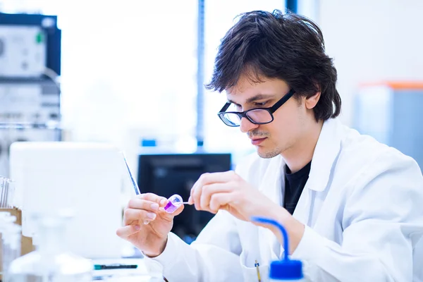 Jeune chercheur masculin effectuant des recherches scientifiques dans un laboratoire — Photo