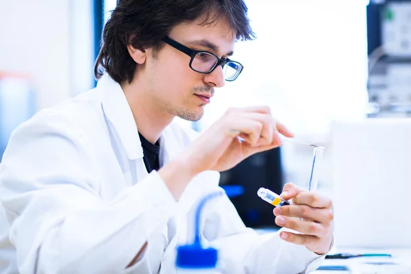 Giovane ricercatore di sesso maschile che effettua ricerche scientifiche in laboratorio — Foto Stock