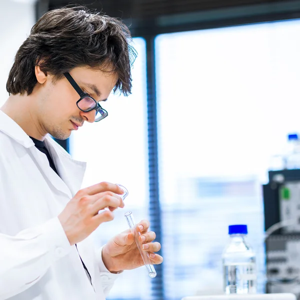 Jovem pesquisador do sexo masculino que realiza pesquisa científica em laboratório — Fotografia de Stock