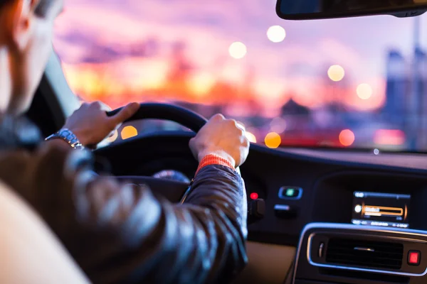 Guidare una macchina di notte-uomo alla guida della sua auto moderna di notte — Foto Stock