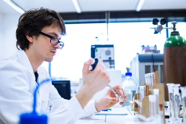 Jovem pesquisador do sexo masculino que realiza pesquisa científica em laboratório — Fotografia de Stock