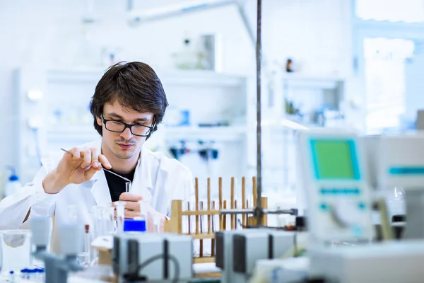 Jonge mannelijke onderzoeker die wetenschappelijk onderzoek verricht in een lab — Stockfoto