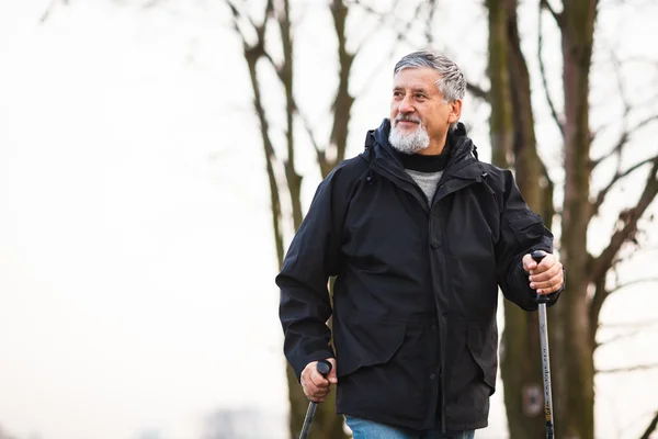 Senior homme nordique marche, profiter du plein air — Photo