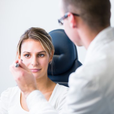 Optometri kavramı - genç ve güzel kadın gözleri muayene olması