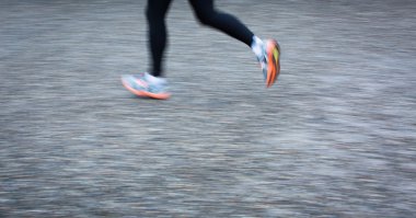 Hareket runner's feet (kaydırma teknik bir şehir ortamında bulanık