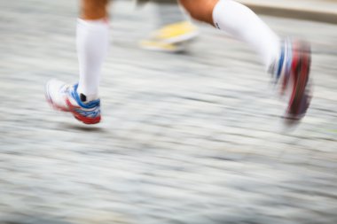 Runner's feet bir şehir ortamında - mar çalıştıran hareket bulanık
