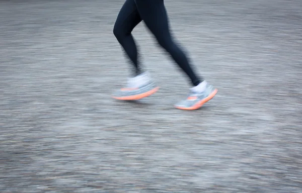 Movimento sfocato piedi corridore in un ambiente urbano (panning tech — Foto Stock