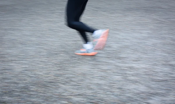 Hareket runner's feet (kaydırma teknik bir şehir ortamında bulanık — Stok fotoğraf