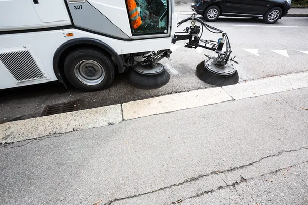 街道清扫车机，汽车清洗道路的详细信息 — 图库照片