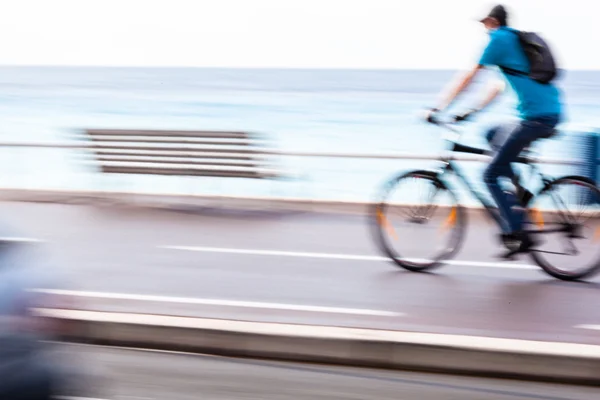 Geweldige manier om rond in een stad-beweging wazig fietser gaan — Stockfoto