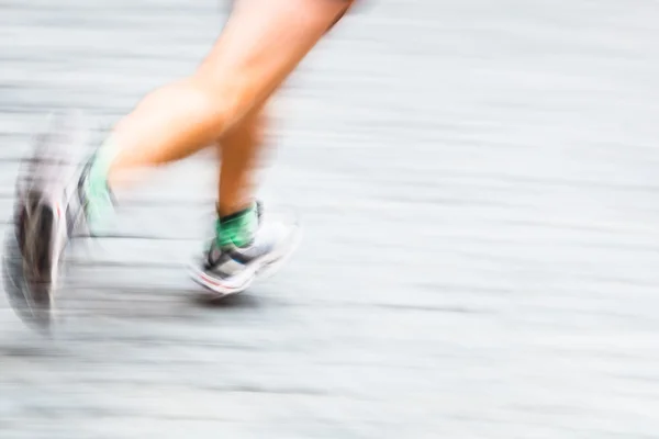 在城市环境-运行 mar 的跑步者的脚的运动模糊 — 图库照片