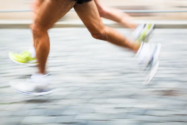 Movimiento borrosa pies del corredor en un entorno de la ciudad - mar corriendo — Foto de Stock